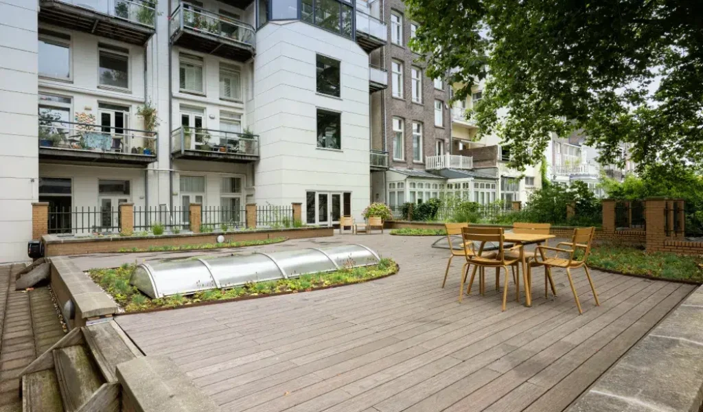 Daktuin met bamboe vlonder en Sedum in Amsterdam 1