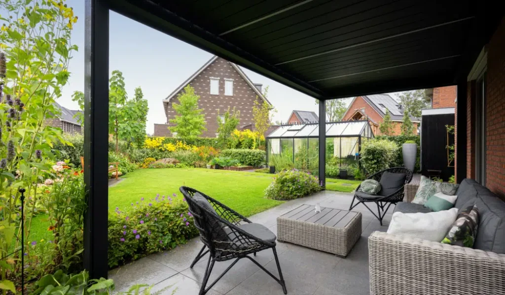 Pergola zij tuin met tuinkas 1 (1) Pergola zij tuin met tuinkas 1 (1)